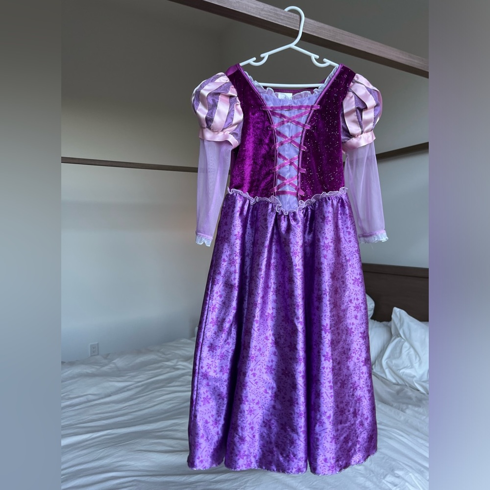 Disney Rapunzel Dress w beautiful detailing size 7/8